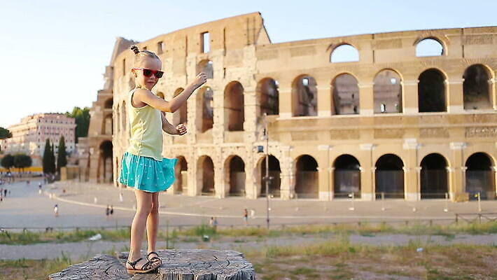 라이프스타일 행복 감정 유럽 어린이 스포츠 여행 건축양식 요가 놀이 휴가 건강 한명 사람 야외 건물 여행객 이탈리아 기쁨 자유 표현 역사 로마 체조선수 체조 콜로세움 원형경기장 랜드마크 옛날 MOV 해외동영상 클립영상 1 건축물 웰빙 건축 나라 컨셉 스포츠시설 운동선수 생활 운동 경기장 동영상 파일형식