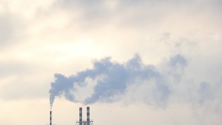 식물 구름 산업 공장 하늘 굴뚝 사람없음 건물 파란색 글로벌 태양 쌓기 일출 환경 탑 힘 일몰 에너지 흰색 도시 오염 분위기 연기 역 제조 수증기 위험 파이프 연료 가스 배기가스 생태학 스모그 이산화탄소 화학물질 탄소 타임랩스 MOV 해외동영상 클립영상 자연요소 건축물 교육 컬러 컨셉 공업 교통시설 모션 촬영기법 노을 화학 동영상 파일형식