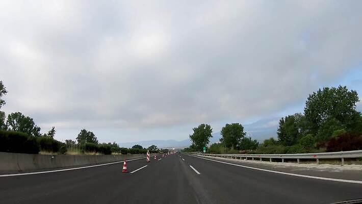 산업 도로 컬러 오렌지 학교 교통시설 노동자 거리 경고 경비 안전 사람없음 건물 반사 우주 줄무늬 장비 운전 경계선 업무 고속도로 운전사 수리 위험 플라스틱 아스팔트 충돌 사건 심볼 사인 신호 보안 철탑 원뿔 유지 건너기 경보 그만 제어 콘크리트 1인칭시점 4K MP4 해외동영상 클립영상 도형 직업 건축물 시선 교육 길 선 교통 컨셉 무늬 과일 모션 재질 탑 작업 보호 경계 시설 동영상 파일형식
