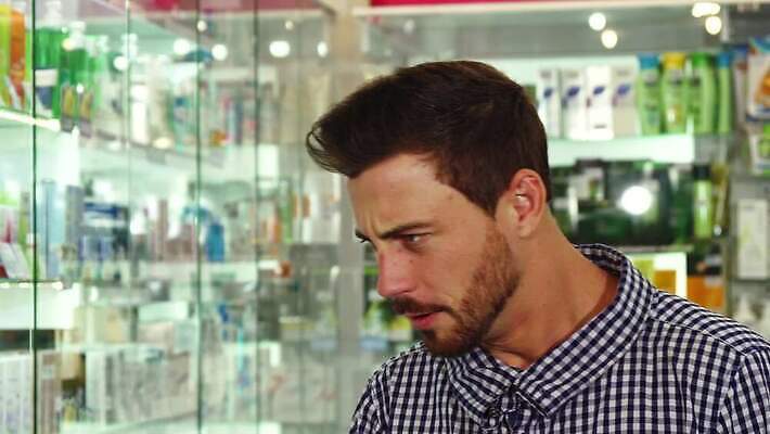 1 응시 남자 셔츠 수염 갈색머리 건강 관리 한명 사람 성인 알약 약 상점 고통 환자 약국 고객 직원 상담 냅킨 조제 관심 기침 마약 싫은 인원 재채기 혼자 화학약품 4K MOV 해외동영상 클립영상 헤어스타일 시선 감정 상의 의학 화학 만들기 동영상 물질 파일형식