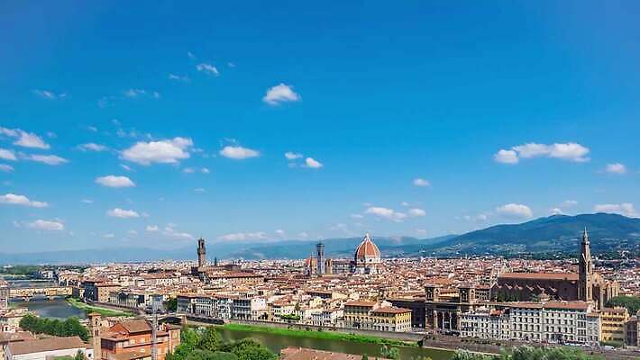 유럽 여행 건축양식 하늘 풍경 사람없음 건물 강 도시풍경 산타클로스 성당 교회 탑 이탈리아 새벽 도시 시간 중세 역사 동영상 랜드마크 르네상스 옛날 토스카나 피렌체 4K 타임랩스 MP4 해외동영상 클립영상 자연요소 건축물 건축 나라 크리스마스 종교건축 촬영기법 파일형식