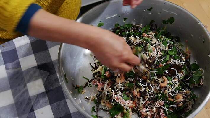 전통 여자 아시아 종이 문화 음식 채소 재료 태국 밥 건강 관리 요리 동양인 사람없음 주방 일본 식사 중국 봄 신선 맛 두루마리 먹기 준비 유기농 날것 롤 동쪽 내추럴 채식주의자 비건 맛있는 4K MP4 해외동영상 클립영상 웰빙 계절 나라 컨셉 모션 사람 인종 방향 채식 동영상 파일형식