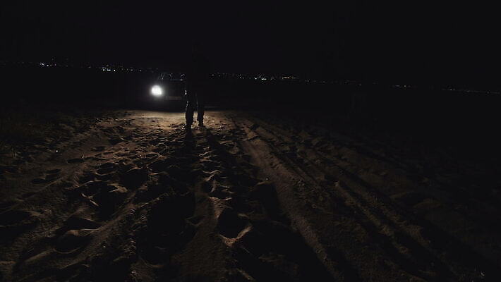 남자 실루엣 모래 백그라운드 비즈니스 자동차 사람 소년 사람없음 빛 약 검은색 어둠 산책 수확 폭력 범죄 야간 저녁 위험 보안 장면 깡패 공격적 광 마피아 불법 옛날 자동 호러 이민 4K MOV 해외동영상 클립영상 자연요소 어린이 육상교통 컬러 이동 컨셉 농업 의학 휴식 촬영기법 안전 사회이슈 공포 동영상 파일형식