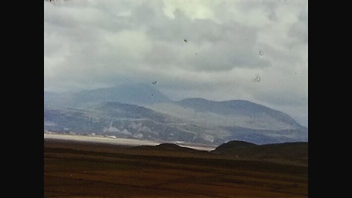 영어 외관 공원 여행 자연 하늘 휴가 영국 잉글랜드 산 사람없음 야외 초록색 파란색 맑음 수확 골동품 시골 거친 역사 클래식 도서관 필름 영화 향수 언덕 문서 복고 장면 영사기 동영상 구식 보관소 아마추어 옛날 전국 컴브리아주 4K MOV 해외동영상 클립영상 문자 공공시설 교육 유럽 컬러 컨셉 농업 날씨 문화예술 화장품 저장 생태계 파일형식