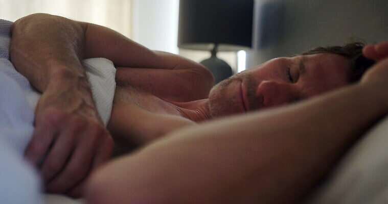 아침 영국 탈의 실내 한명 침실 침대 잠 흔들림 서식스 4K MOV 해외동영상 클립영상 주간 1 유럽 가구 모션 사람 내부 동영상 파일형식