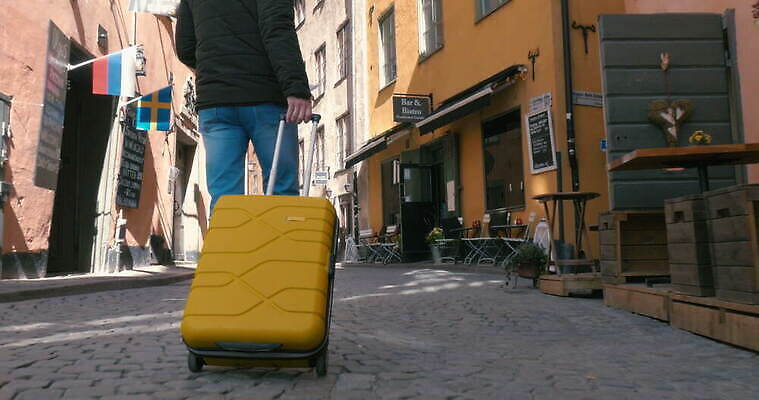 남자 여행 신발 가방 모션 발 휴가 스웨덴 사람 사람없음 신체부위 노란색 여행객 걷기 여행가방 산책 짐 당기기 수하물 스톡홀름 4K MOV 해외동영상 클립영상 잡화 컬러 휴식 북유럽 동영상 파일형식