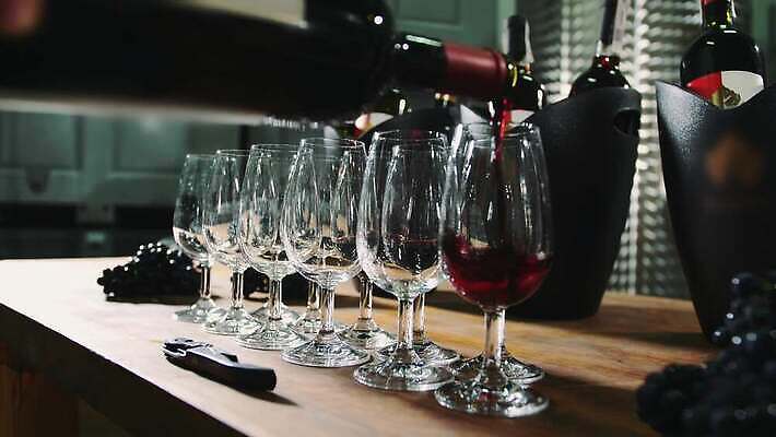 산업 안경 음료 탁자 사람없음 빨간색 와인 알코올 붓기 맛 크리스탈 서비스 양조 양조장 4K MOV 해외동영상 클립영상 잡화 컬러 가구 컨셉 모션 주류 광석 동영상 파일형식