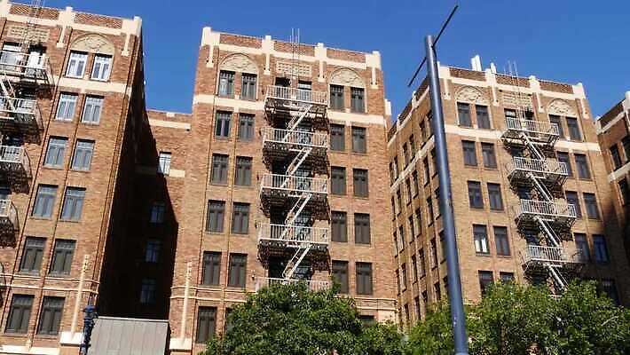 전통 상징 건축양식 사다리 창문 부동산 벽돌 아파트 주택 건설업 안전 사람없음 야외 건물 계단 고층빌딩 미국 도시 역사 구출 재산 클래식 뉴욕 캘리포니아 구식 구역 대피 산티아고 철강 방식 4K MP4 해외동영상 클립영상 건축물 건축 산업 컨셉 북아메리카 빌딩 금융 도구 도움 동영상 파일형식