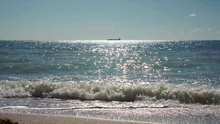 산업 파도 바다 섬 여행 교통시설 자연 하늘 항해 파노라마 사람없음 물 태양 일출 검은색 일몰 화물 만 탈출 정박 함선 sos 우크라이나 유조선 생존 수평선 4K MP4 해외동영상 클립영상 자연요소 유럽 컬러 교통 컨셉 배_교통 촬영기법 노을 운송업 시설 생태계 동영상 구조요청 파일형식