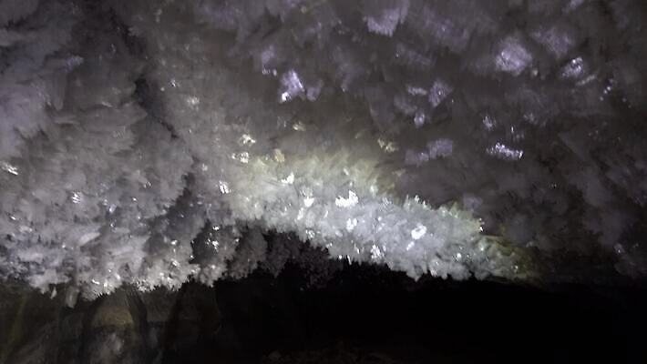 호수 여행 백그라운드 겨울 자연 하늘 산 실내 아이슬란드 풍경 사람없음 야외 물 파란색 냉동 얼음 추위 안개 광선 흰색 등불 투명 동굴 크리스탈 북극 묘사 빙하 서리 빙산 북쪽 내추럴 종유석 카자흐스탄 4K 알마티 MP4 해외동영상 클립영상 자연요소 계절 유럽 아시아 컬러 날씨 조명 내부 광석 극지방 방향 생태계 동영상 파일형식