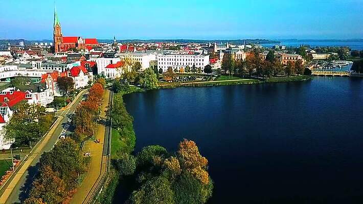 외관 응시 공원 유럽 호수 컬러 섬 여행 건축양식 자연 하늘 날씨 독일 안테나 파노라마 사람없음 야외 건물 물 여름 파란색 태양 탑 궁전 낭만 가을 도시 역사 동영상 랜드마크 옛날 MOV 해외동영상 클립영상 자연요소 건축물 시선 계절 공공시설 건축 나라 컨셉 고건축 통신 촬영기법 생태계 파일형식