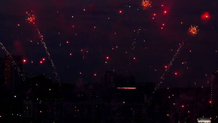 행복 컬러 백그라운드 하늘 불 추상 휴가 불꽃 기념 폭죽 미술 이벤트 사람없음 빨간색 빛 컬러풀 파티 축제 어둠 축하 야간 폭발 7월 4K MOV 해외동영상 클립영상 자연요소 감정 컨셉 무늬 문화예술 날짜 동영상 파일형식