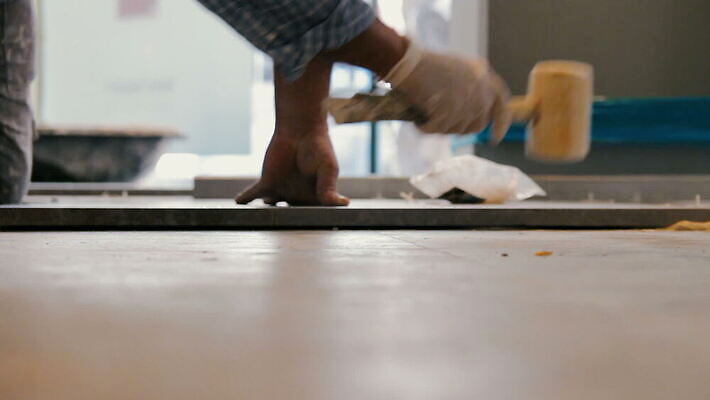 직업 산업 비즈니스 포장 표면 벽돌 노동자 바닥 실내 사람 사람없음 내부 건물 쌓기 블록 장비 건설현장 공구 업무 보행로 수리 망치 타일 시멘트 정리 개발 건축업자 공예가 넣기 미장 석고 석공 접착제 콘크리트 MOV 해외동영상 클립영상 건축물 건축 길 모션 건설업 도구 작업 풀_접착제 동영상 파일형식