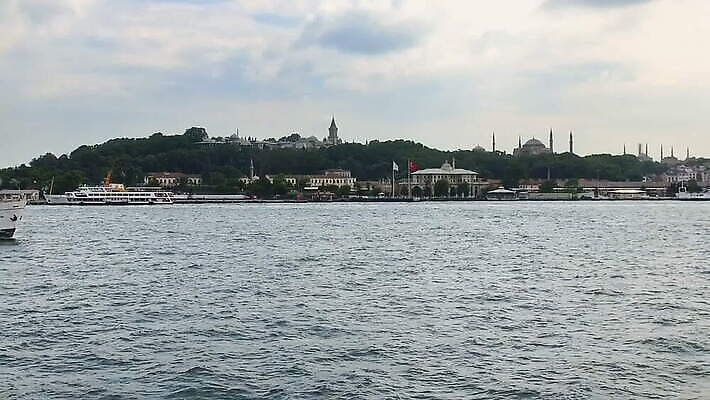 유럽 아시아 바다 여행 건축양식 교통시설 하늘 이스탄불 파노라마 풍경 사람없음 야외 건물 물 파란색 도시풍경 탑 항구 궁전 도시 보트 역사 크루즈 모스크 포트 스카이라인 칠면조 랜드마크 보스포루스 옛날 콘스탄티노플 MOV 튀르키예 해외동영상 클립영상 자연요소 건축물 건축 나라 컬러 교통 고건축 배_교통 조류 촬영기법 이슬람교 시설 동영상 파일형식