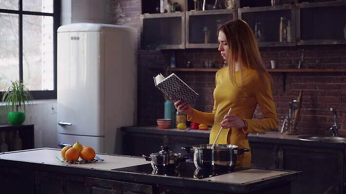 백인 긴머리 드레스 여자 행복 음식 다이어트 창문 엄마 아파트 주택 요리 한명 서기 미소 성인 내부 책 30대 독서 주방 숟가락 저녁식사 잡기 레인지 플랫 우아함 수프 냄비 더위 수증기 먹기 준비 주부 레시피 빨간머리 점심식사 섞기 스타일 4K MOV 해외동영상 클립영상 서양인 1 헤어스타일 옷 감정 컨셉 가족 모션 날씨 수저 표정 건강 사람 건물 장년 식사 가전제품 솥 동영상 파일형식