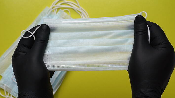 손 장갑 손가락 병원 마스크 한명 사람 치료 약 노란색 건강관리 검은색 중국 장비 의사 흰색 긴급 수술 호흡기관 보호 질병 구급차 진열장 감염 보여주기 박테리아 시범 위생관리 인플루엔자 전염병 사스 코로나바이러스 4K MOV 해외동영상 클립영상 1 잡화 아시아 컬러 컨셉 의학 모션 자동차 건강 관리 신체부위 의료진 장기_의학 바이러스 동영상 파일형식