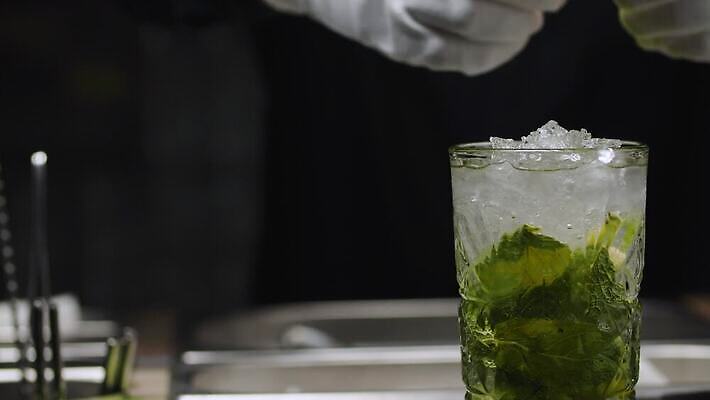 라이프스타일 음료 모션 유리 휴가 휴식 기념 주류 실내 관리 사람없음 장식 물 파티 얼음 축제 활발 추위 축하 알코올 신선 칵테일 바 클래식 닫기 가루 설탕 뿌리기 민트 만들기 라임 바텐더 밀짚 모히토 소다 토닉 유흥 4K MP4 해외동영상 클립영상 자연요소 컨셉 과일 재질 이벤트 내부 생활 짚 허브 동영상 파일형식