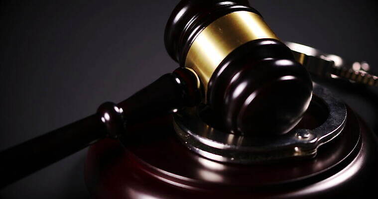 손 탁자 자물쇠 사람없음 목재 평화 금속 자유 쌍 범죄 망치 회전 법 시스템 의사봉 질서 공정 정직 나쁜 부정부패 불법 윤리 잘못 정부 제어 천진난만 평등 4K MOV 해외동영상 클립영상 나무 가구 컨셉 재료 재질 신체부위 공구 예절 동영상 파일형식