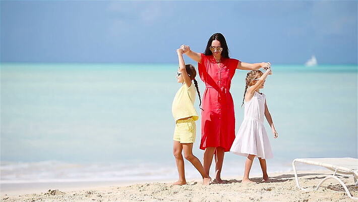 백인 라이프스타일 여자 딸 행복 감정 어린이 모래 바다 가족 자연 엄마 휴가 함께함 미소 사람 성인 야외 뒷모습 빨간색 세명 물 여름 컬러풀 노란색 유행 육아 흰색 표현 저녁 즐거움 터키석 MOV 해외동영상 클립영상 자연요소 서양인 계절 뷰포인트 컬러 컨셉 관계 표정 생활 야간 보석 생태계 동영상 파일형식