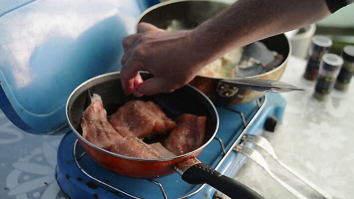 실내 요리 한명 사람없음 하이앵글 튀김 신선 뜨거움 냄비 해산물 준비 그린란드 MOV 해외동영상 클립영상 1 음식 뷰포인트 섬 덴마크 사람 내부 솥 동영상 파일형식