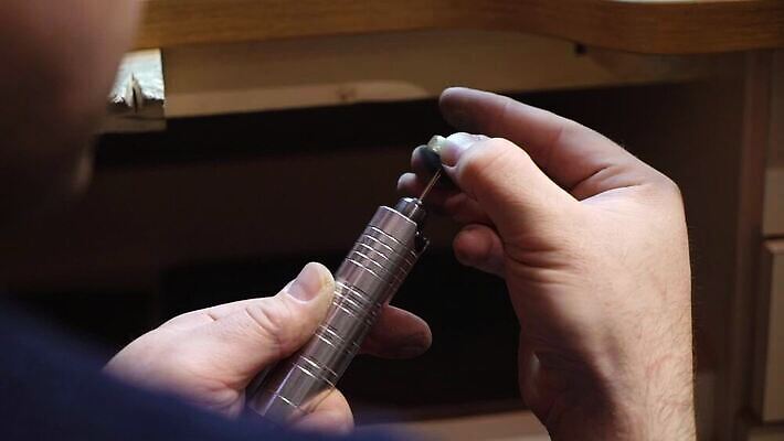 백인 직업 손 디자인 산업 장신구 공장 노동자 기술 관리 창조 빛 금속 장비 공구 반지 잡기 업무 작업실 황금 고급 수리 제조 은색 상품 보석 만들기 다이아몬드 광택 고정 닦기 판화 공예가 백금 MOV 해외동영상 클립영상 서양인 컬러 컨셉 공업 모션 재질 미술 신체부위 도구 작업 광석 동영상 파일형식