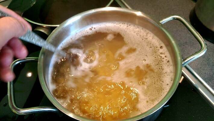 전통 접시 손 음식 토마토 재료 파스타 건강 스파게티 돼지고기 요리 주방 식당 숟가락 요리사 식사 저녁식사 이탈리아 튀김 신선 면 뜨거움 사발 닫기 맛 혼합 해산물 준비 점심식사 마카로니 핸드메이드 맛있는 4K MOV 해외동영상 슬로모션 클립영상 직업 식기 유럽 컨셉 채소 모션 서양음식 촬영기법 수저 육류 신체부위 상점 사기그릇 동영상 파스타면 파일형식