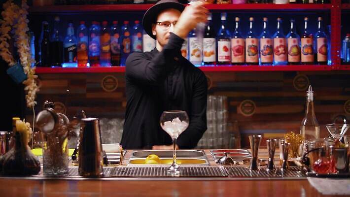 백인 직업 라이프스타일 남자 음료 비즈니스 유리 놀이 실내 한명 미소 사람 파티 얼음 추위 마술사 알코올 신선 업무 칵테일 바 야간 서비스 클럽 준비 상쾌 만들기 바텐더 철강 스타일 힙스터 유흥 셰이커 4K MP4 해외동영상 클립영상 자연요소 서양인 1 패션 감정 모션 재질 주류 표정 이벤트 내부 생활 마술 작업 동영상 파일형식