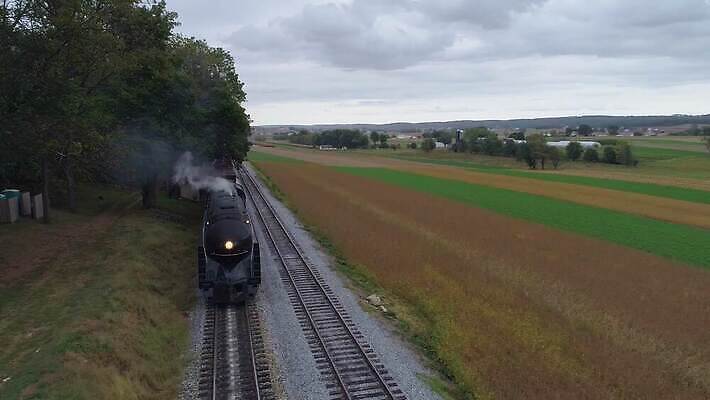 디자인 산업 도로 여행 교통시설 안테나 사람없음 검은색 기계 기찻길 기차 골동품 화물 연기 역 수증기 컨테이너 심볼 속도 복고 탱크 트랙 마차 승객 엔진 고립 드론 방법 석탄 선로 옛날 4K MOV 해외동영상 클립영상 길 육상교통 교통수단 컬러 교통 통신 대중교통 운송업 시설 동영상 파일형식