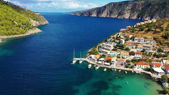 바다 섬 여행 하늘색 요트 건축양식 자연 휴가 산 항해 사람없음 여름 관광지 마을 만 보트 지중해 그리스 엽서 에메랄드 베네치아 포트 타운 그리스인 항공촬영 드론 조감도 터키석 파라다이스 4K MP4 해외동영상 클립영상 서양인 계절 건축 유럽 뷰포인트 배_교통 파란색 이탈리아 도시 보석 편지 생태계 동영상 파일형식