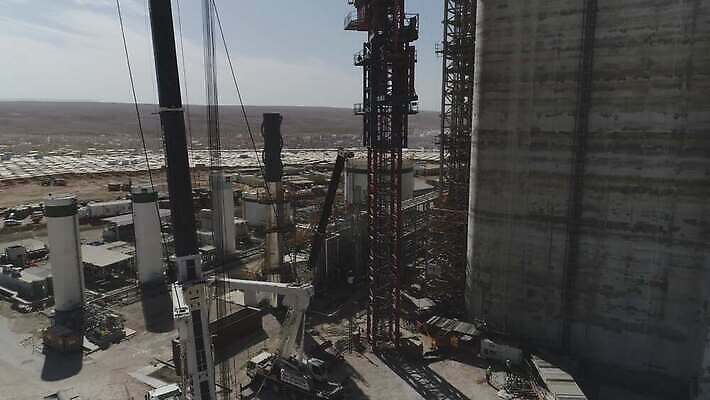 실루엣 산업 하늘 미래 프레임 건조 사람없음 야외 건물 태양 기계 재활용 장비 건설현장 사막 발전소 에너지 판넬 석유 기중기 태양에너지 가스 집열판 공학 패널 항공촬영 개발 드론 철강 공급 4K MOV 해외동영상 클립영상 자연요소 건축물 교육 뷰포인트 컨셉 건설업 촬영기법 중장비 그린에너지 친환경 동영상 파일형식