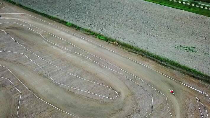 남자 도로 스포츠 포즈 십자가 산 사람 사람없음 야외 건물 운동 자전거 점프 경쟁 오토바이 헬멧 위험 속도 순환 먼지 모터 라이더 레이서 선로 슬로베니아 화창 4K MOV 해외동영상 클립영상 레이스천 건축물 유럽 길 컨셉 교통시설 모션 날씨 건강 바이크 직물 보호장비 동영상 파일형식