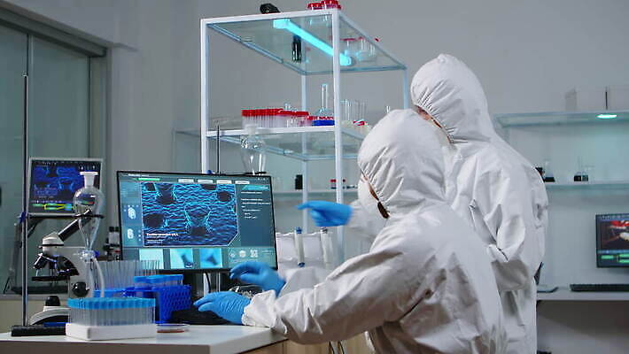 직업 안경 과학 건강 현미경 실험 작업복 가면 사람없음 치료 약 장비 의사 엔지니어 실험실 바이러스 보호 질병 생명공학 보호장비 연구원 과학자 분석 직원 생물학 하이테크 미생물 혁명 개발 백신 전염병 화학자 코로나바이러스 4K MOV 해외동영상 클립영상 잡화 옷 교육 컨셉 의학 생물 기술 실험기구 의료진 기술자 동영상 학자 파일형식