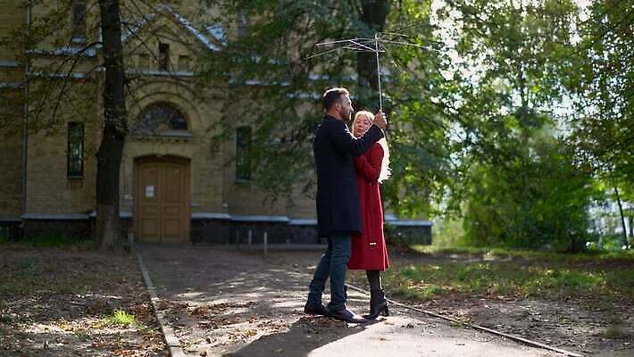 백인 커플 응시 공원 여자 남자 행복 데이트 우산 관계 자연 휴식 친절 사랑 야외 두명 금발 귀여움 놀람 낭만 젖음 터치 날짜 몽상가 몽환 4K MOV 해외동영상 슬로모션 클립영상 서양인 헤어스타일 시선 공공시설 감정 컨셉 촬영기법 표정 사람 생태계 동영상 파일형식