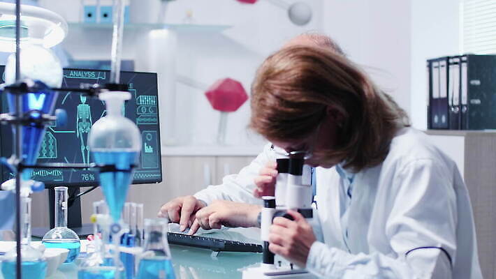 직업 여자 남자 산업 과학 건강 현미경 실험 사람 사람없음 스터디 컴퓨터 약 스크린 장비 의사 코트 업무 작업 그룹 센터 실험실 연구원 과학자 분석 시설 생물학 튜브 공학 발견 조제 개발 돌봄 백신 유전 화학자 4K MOV 해외동영상 클립영상 교육 컨셉 의학 모션 실험기구 전자제품 학습 외투 의료진 만들기 동영상 학자 파일형식