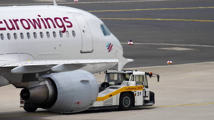 교통시설 하늘 비행기 사람없음 공항 항공 시작 상업 제트기 승객 견인 엔진 대패 항공사 지상주행 MOV 해외동영상 클립영상 산업 교통 항공교통 대중교통 시설 동영상 파일형식
