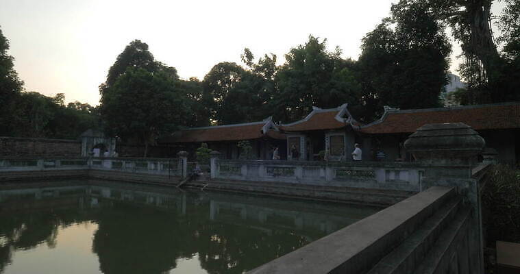 아시아 여행 건축양식 사람 사람없음 물 여름 여행객 연못 사찰 재산 저녁 당구 대문 베트남 문학 방문 랜드마크 전국 패닝샷 4K MOV 해외동영상 클립영상 자연요소 계절 건축 나라 종교건축 촬영기법 금융 구기 문 동남아시아 야간 동영상 파일형식