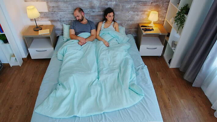 백인 커플 여자 결혼 2 관계 침구 아침 남편 모바일 주택 실내 앉기 세명 쌓기 침실 잠옷 분노 침대 아내 좌절 충돌 싸움 시끄러움 문제 말다툼 곤란 위기 이혼 4K MOV 해외동영상 클립영상 주간 서양인 옷 감정 가구 컨셉 모션 사람 이벤트 내부 건물 동영상 파일형식