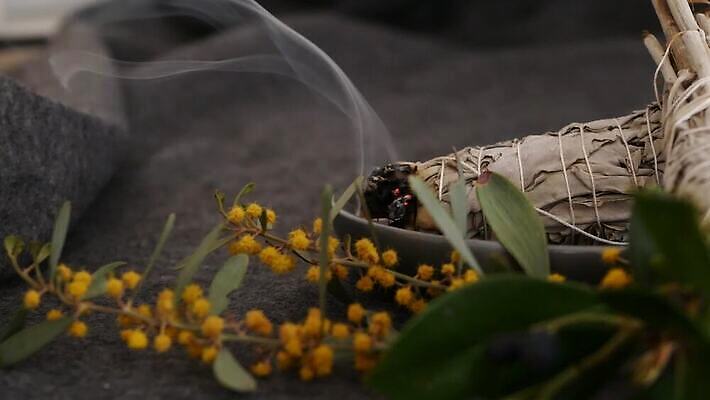 요가 휴식 여러명 사람없음 장식 미국 마법사 흰색 샌들 신비 인도인 청소 명상 보따리 향기 신성 아로마테라피 연소 세이지 자연요법 핸드메이드 4K MP4 해외동영상 클립영상 외국인 웰빙 컬러 다수 신발 컨셉 북아메리카 사람 동양인 냄새 테라피 동영상 파일형식