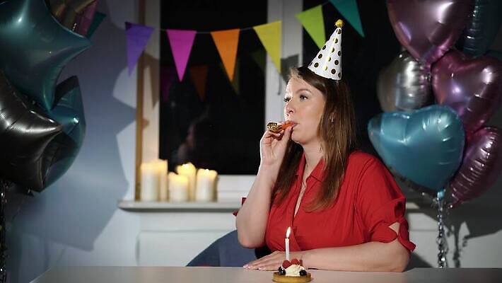 백인 모자 1 여자 기념일 탁자 휴가 아파트 주택 기념 한명 사람 성인 장식 컬러풀 파티 케이크 슬픔 축하 생일 기다림 좌절 고독 불기 호루라기 컵케이크 지루함 싱글 타격 혼자 4K MOV 해외동영상 클립영상 서양인 잡화 감정 컬러 가구 컨셉 모션 디저트 이벤트 건물 동영상 파일형식