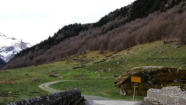 유럽 도로 겨울 자연 하늘 산 파노라마 사람없음 옆모습 강 환경 계곡 프랑스 시골 스페인 고도 언덕 생태계 아라곤 통과 프랑스어 산악지대 절정 눈내림 국경 4K MP4 해외동영상 클립영상 문자 계절 나라 길 뷰포인트 교통시설 눈_날씨 촬영기법 동영상 파일형식