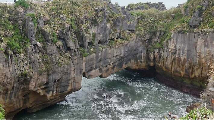 파도 바다 여행 자연 하늘 아침 사람없음 야외 초록색 물 파란색 태양 일출 만 오세아니아 망토 언덕 대륙 뉴질랜드 석회암 인기 지질학 터키석 특별함 4K MP4 해외동영상 클립영상 주간 자연요소 교육 나라 컬러 컨셉 노을 암석 보석 생태계 동영상 파일형식