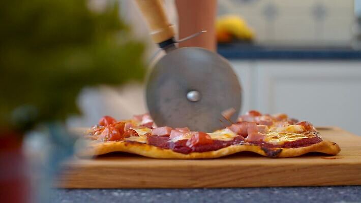 손 여자 문화 조각 토마토 가정 치즈 피자 실내 한명 사람없음 내부 목재 신선 잡기 소시지 칼 닫기 이탈리아음식 유혹 자르기 굽기 먹기 서비스 만족 햄 반죽 롤러 베이컨 분열 모짜렐라치즈 살라미 제빵사 커터 페퍼로니 핸드메이드 4K MP4 해외동영상 클립영상 나무 직업 1 감정 컨셉 채소 재료 모션 유제품 패스트푸드 서양음식 육류 돼지고기 사람 신체부위 가공식품 구이 동영상 파일형식