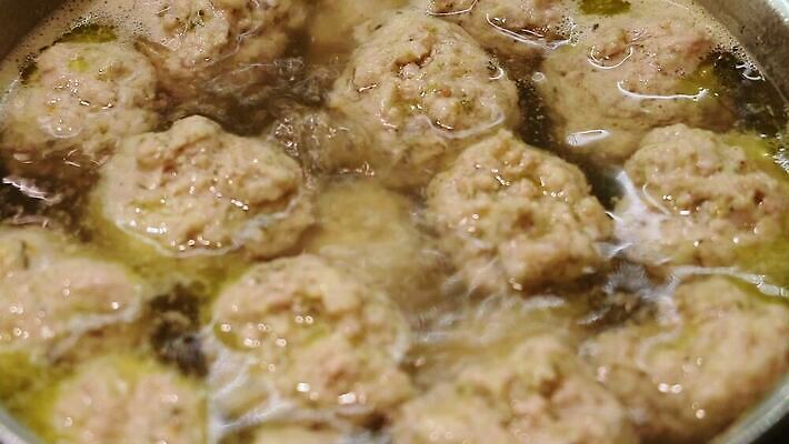 1 전통 접시 음식 모션 실내 육류 돼지고기 요리 사람없음 주방 식당 식사 저녁식사 소고기 튀김 햄버거 레인지 그릴 난로 자르기 굽기 준비 느림 패티 점심식사 다진 송아지고기 스터핑 맛있는 HD MOV 해외동영상 슬로모션 클립영상 식기 식재료 주방용품 패스트푸드 촬영기법 내부 상점 가전제품 난방기 구이 동영상 파일형식