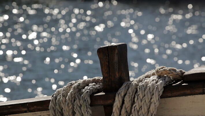 밧줄 바다 여행 요트 바람 휴가 불꽃 항해 풍경 사람없음 야외 목재 물 여름 파란색 햇빛 태양 반사 항구 블록 장비 수확 골동품 보트 갑판 함선 돛대 구식 도르래 세피아 스톡홀름 옛날 MOV 해외동영상 클립영상 자연요소 나무 계절 줄 컬러 농업 배_교통 재료 교통시설 불 날씨 촬영기법 동영상 파일형식