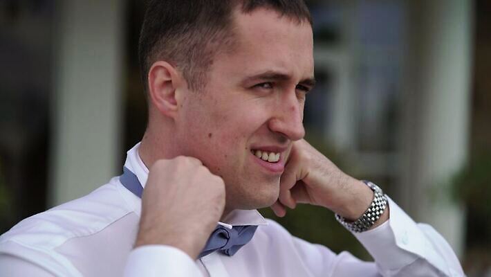 백인 커플 드레스 옷 남자 신랑 결혼 셔츠 비즈니스 신혼부부 버튼 결혼식 아침 나비넥타이 넥타이 한명 정장 야외 여름 파란색 유행 귀여움 정원 맑음 검은색 흰색 축하 가운 비즈니스맨 고급 활 뒤뜰 착용 스타일 4K MOV 해외동영상 클립영상 주간 서양인 1 부부 잡화 계절 컬러 컨셉 상의 관계 날씨 사람 이벤트 직장인 신혼 동영상 파일형식