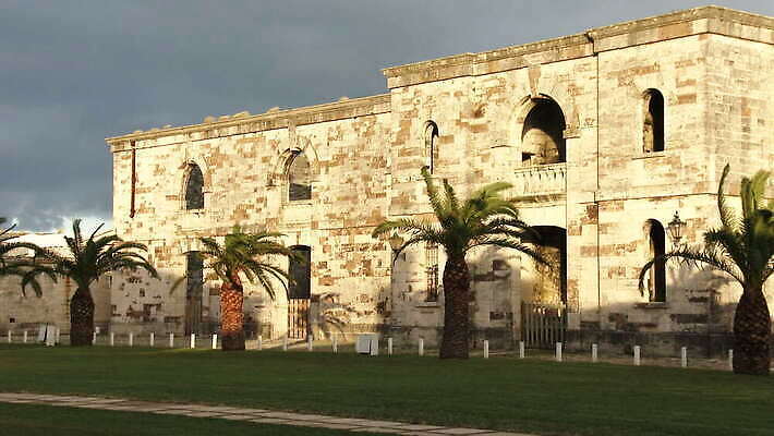 해외 바다 섬 여행 건축양식 자연 휴가 영국 협상 풍경 사람없음 건물 여름 여행객 침묵 만 역사 산호초 조선소 박물관 영토 해군 타운 대서양 다도해 랜드마크 식민지 이국적 파라다이스 4K MOV 해외동영상 클립영상 건축물 계절 건축 유럽 산업 비즈니스 군대 사람 소리 도시 수중식물 생태계 동영상 파일형식