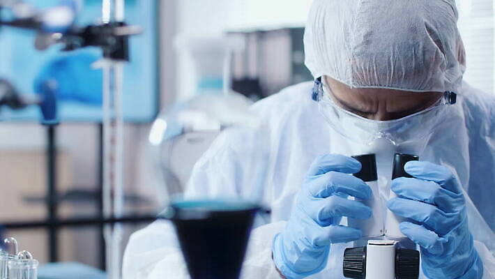 직업 남자 산업 컬러 과학 건강 현미경 실험 작업복 가면 사람없음 스터디 약 3D 스크린 장비 의사 코트 램프 작업 액체 기술자 실험실 결과 질병 DNA 연구원 과학자 뇌 생물학 비커 튜브 발견 조제 돌봄 화학자 4K MOV 해외동영상 클립영상 옷 교육 컨셉 의학 모션 조명 실험기구 사람 학습 외투 의료진 생명공학 디지털합성 만들기 동영상 학자 파일형식