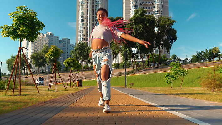 학생 라이프스타일 여자 행복 흑인 모션 자연 거리 힙합 한명 미소 사람 풍경 성인 야외 여름 청춘 도시풍경 햇빛 태양 유행 여행객 검은색 산책 기쁨 청바지 도시 스마트 즐거움 타운 스타일 힙스터 밀레니얼 4K MOV 해외동영상 클립영상 자연요소 서양인 1 계절 패션 감정 음악 컬러 컨셉 바지 휴식 표정 생활 경제 생태계 동영상 파일형식