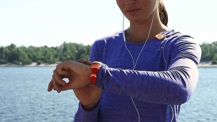 옷 공원 행복 백그라운드 한명 서기 미소 풍경 야외 목재 빨간색 강 갈색 보라색 헤드폰 어둠 듣기 흰색 오픈 변화 정상 속눈썹 스웨터 제비꽃 라벤더 포니테일 섬광 스트랩 4K MOV 해외동영상 클립영상 나무 1 헤어스타일 공공시설 꽃 감정 컬러 음향기기 컨셉 상의 재료 모션 표정 사람 눈썹 허브 동영상 파일형식