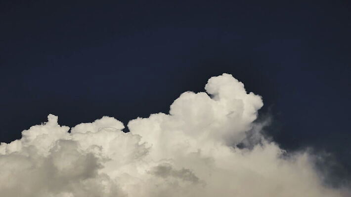 구름 컬러 백그라운드 자연 하늘 날씨 풍경 사람없음 야외 가로 여름 파란색 빛 햇빛 태양 우주 환경 흰색 전원 분위기 장면 천국 솜털 스카이라인 내추럴 오존 적란운 천창 유일 4K 타임랩스 MOV 해외동영상 클립영상 자연요소 계절 컨셉 촬영기법 전기에너지 생태계 동영상 파일형식 구름_자연